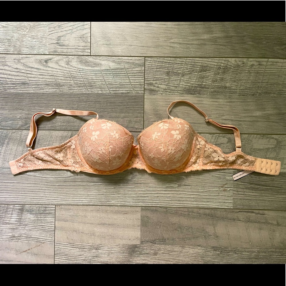 Lacy peach bra from Victoria’s Secret. Size 34DD